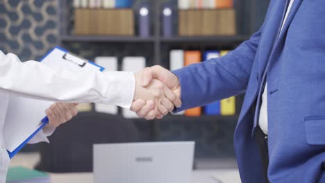hombre y mujer de negocios estrechándose la mano. oficina.