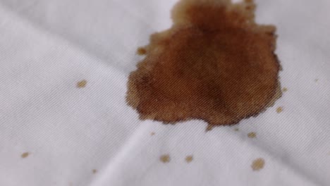 café en la camisa. una camisa blanca de algodón manchada con café marrón