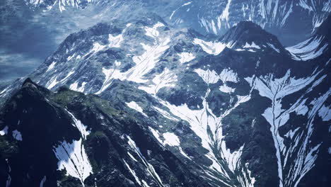 Luftaufnahme-über-Dem-Tal-Mit-Schneebedeckten-Bergen-In-Der-Ferne