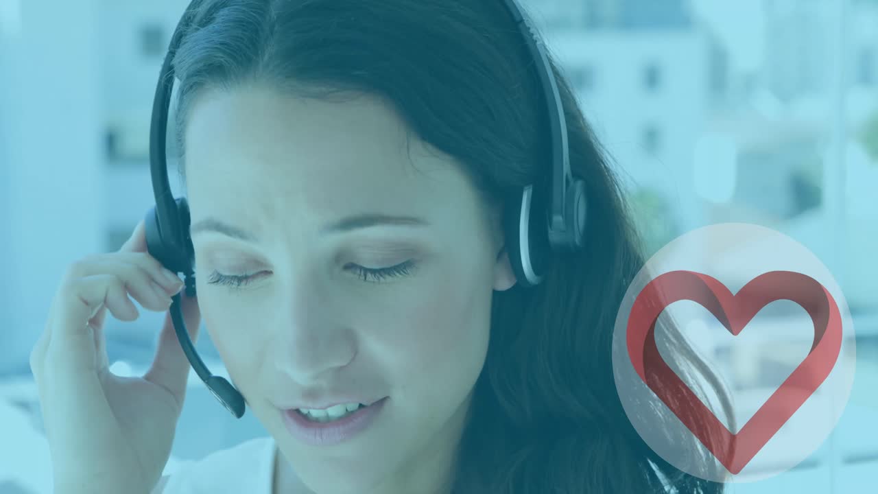 행복한 백인 여성 컨설턴트가 일하는 곳에서 나타나는 심장의 애니메이션