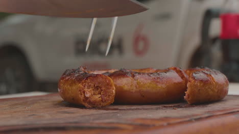 Chef-Cortando-Salchichas-Caseras,-Extremadamente-Ricas-Y-Picantes.