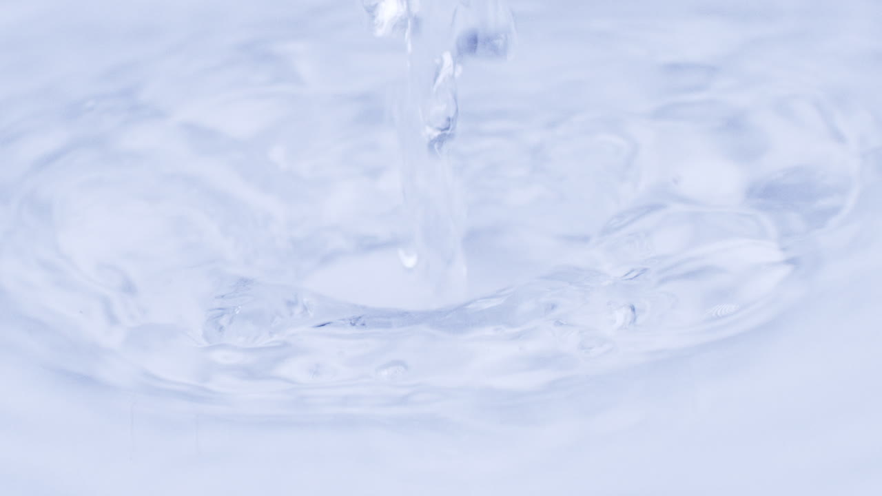 흰색 배경에 물 얼룩입니다. 매크로 슬로모