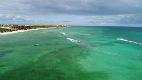 motos de agua en aguas turquesas y claras del caribe de playa del carmen