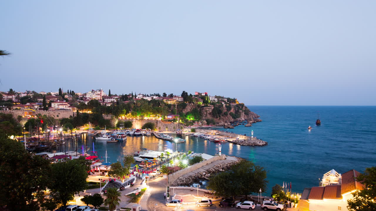 Vista notturna del porto di Antalya