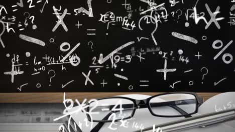 composición digital de gafas y libro abierto contra ecuaciones matemáticas en la pizarra