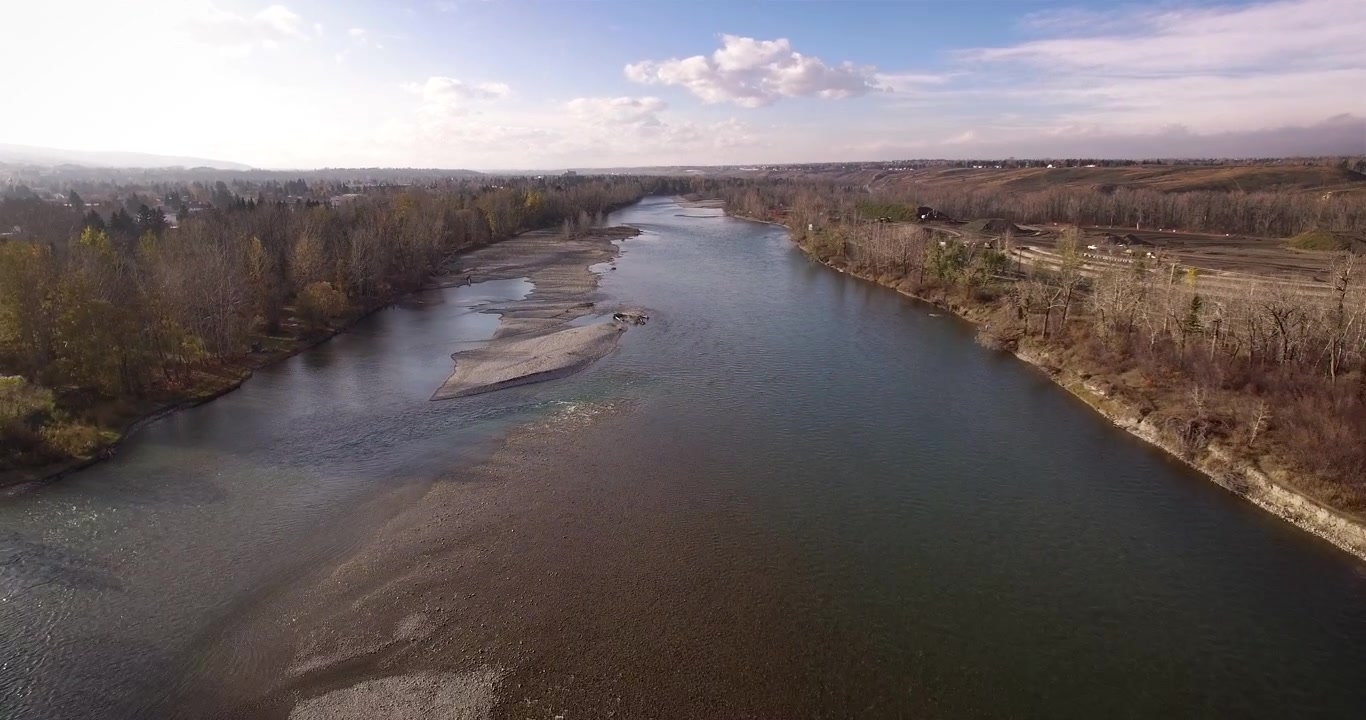 Sorvolando un fiume nell'America del Nord rurale.