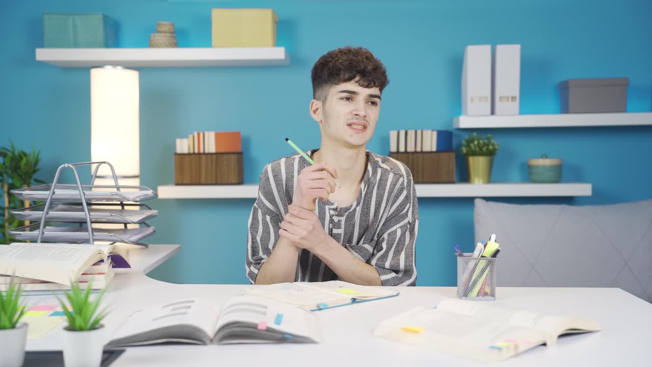 estudiante, dolor en la muñeca.