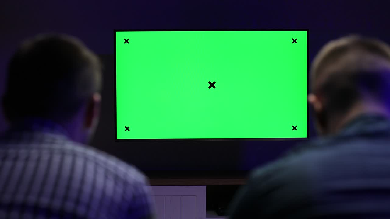 녹색 크로마 키 스크린 개인 tv와 함께 그의 콘솔에서 온라인 비디오 게임을 플레이하고 이기는 게이머의 뒷