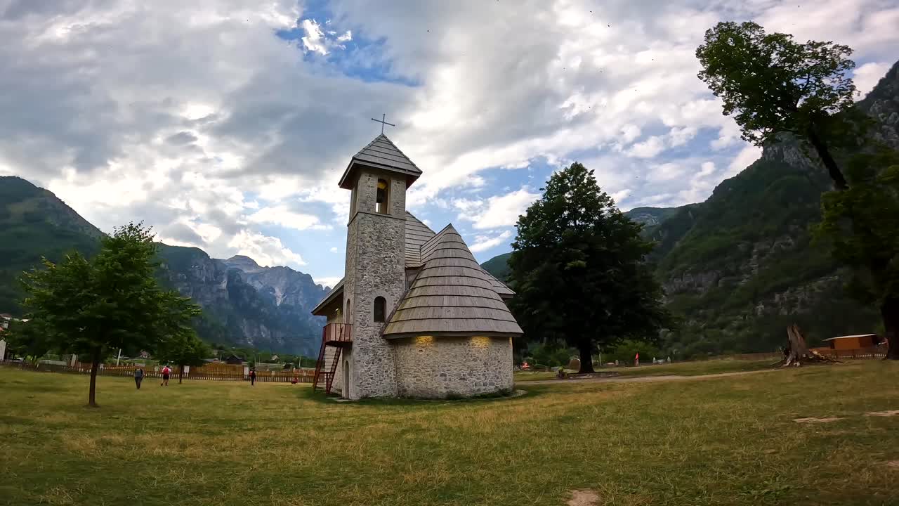 Chiesa in un paesaggio montano