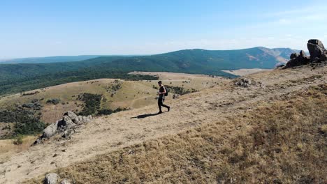 excursionista masculino caminando por la montaña en rumania en verano