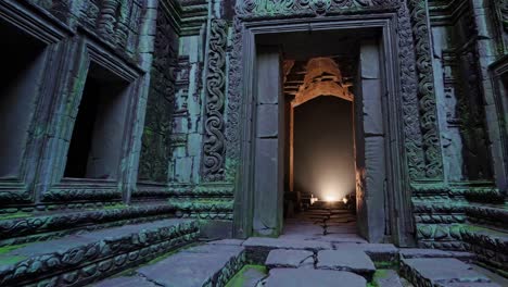 explorando los antiguos templos de camboya con una antorcha