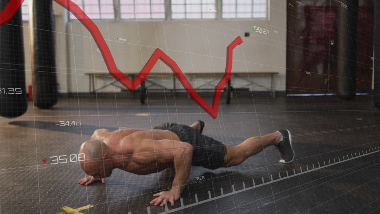 Kırmızı fitness grafiği tekrarları takip ederken, erkek antrenör alçak şınav pozisyonundan yukarı kalkıp bacağını savuruyor.