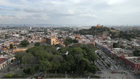 vista aérea iglesias de san pedro cholula y pirámide de fondo