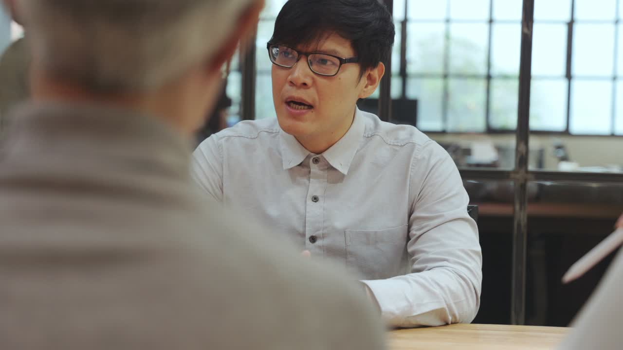 회의 중에 이야기하는 남자의 얼굴의 클로즈업.