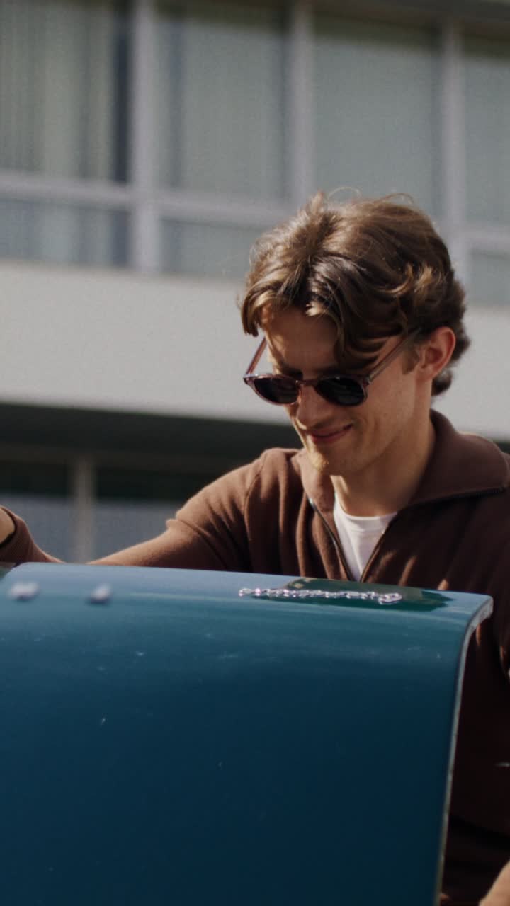 hombre elegante al aire libre