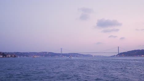 Vista-De-La-Ciudad-De-Estambul-Desde-El-Mar,-Puesta-De-Sol.