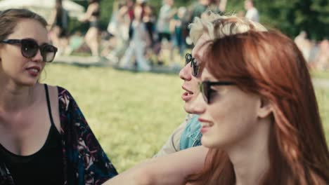 Porträt-Einer-Lächelnden-Jungen-Kaukasischen-Frau-Beim-Musikfestival.