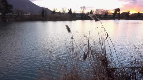 telese italia, panorámica a la derecha en el lago al atardecer