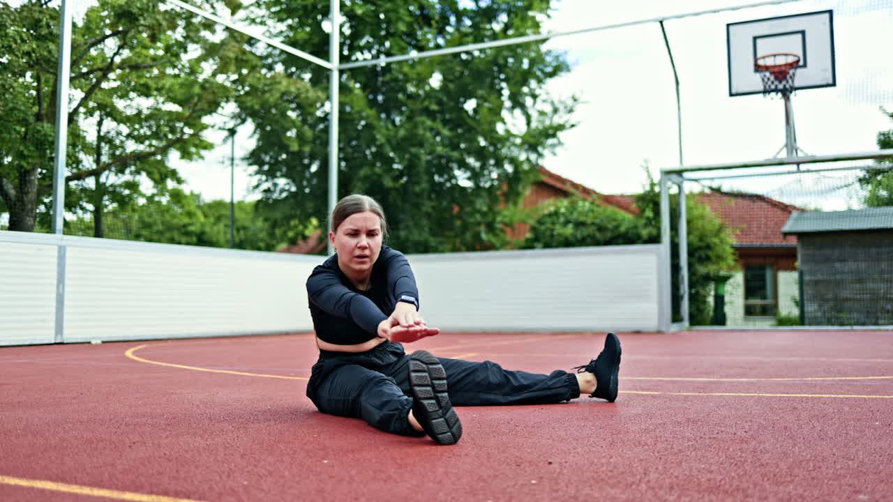 Mujer atractiva ejercitándose en una zona deportiva para mantenerse en forma. Mujer intentando practicar deporte por su cuenta. Zona deportiva al aire libre con una mujer en forma.