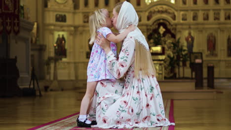 mutter und tochter in der kirche