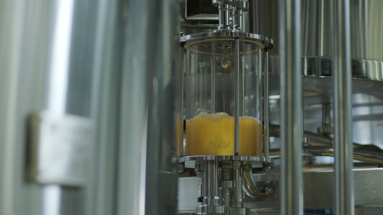 cervecería artesanal moderna. producción de cerveza artesanal. equipo moderno en la cervecería