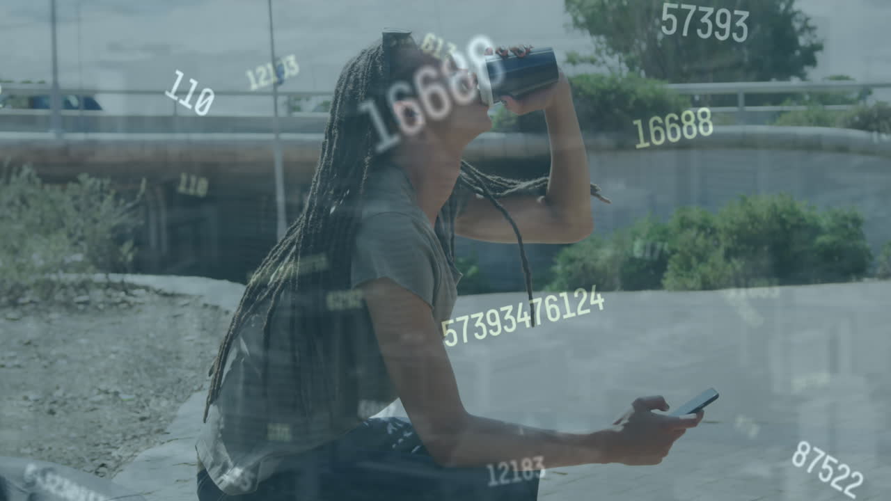 animación del procesamiento de datos sobre una mujer afroamericana que usa un teléfono inteligente