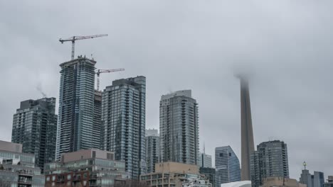 time lapse zoom out toma del hermoso horizonte del centro de la ciudad durante una mañana de niebla en toronto, canadá