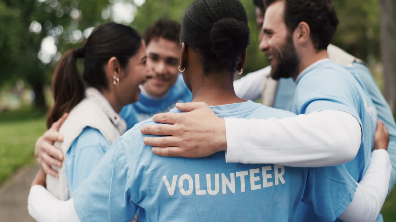 Grupo diverso de voluntarios reunidos en un parque