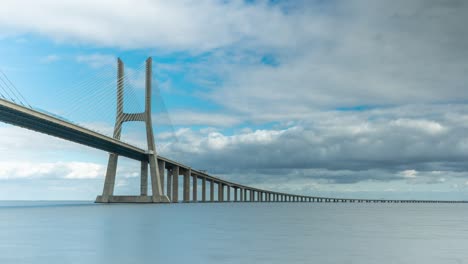 Timelapse-Del-Puente-Vasco-Da-Gama-En-Lisboa,-Portugal-En-Un-Día-Nublado