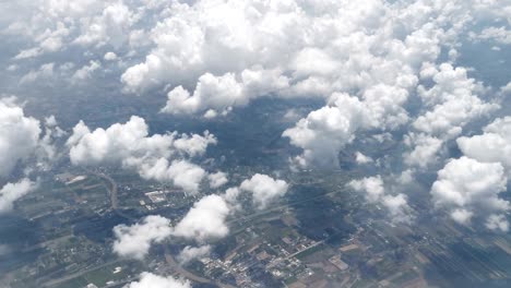 imágenes impresionantes de la vista aérea por encima de las nubes desde la ventana del avión con el cielo azul. vista desde la ventanilla del avión al cielo azul y las nubes blancas. vista de la tierra desde el cielo a través de las nube