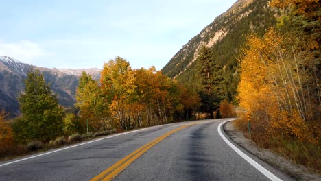 Follaje-De-Otoño-Pov-Conduciendo-En-Las-Montañas-Rocosas-De-Colorado