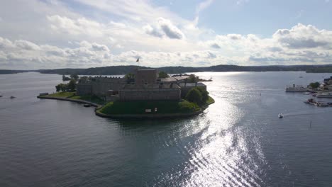 Disparo-De-Un-Dron-Volando-Alrededor-De-La-Fortaleza-En-Vaxholm,-Cerca-De-Estocolmo,-Suecia