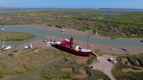 Lightvessel-Convertido-Trinidad-De-Fraternidad-A-Flote-Fideicomiso-Caritativo-Rodeado-De-Atracaderos-De-Barro-Y-Embarcaciones-Más-Pequeñas-En-Tollesbury,-Essex,-Inglaterra