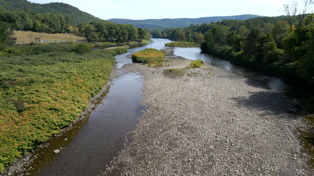 Il drone scende lungo le acque poco profonde del fiume Mohawk Trail vicino al fiume Deerfield nel Massachusetts occidentale, New England, USA