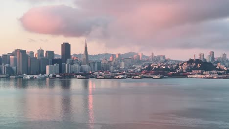 Panorámica-Aérea-A-Lo-Largo-Del-Horizonte-De-San-Francisco-Y-La-Bahía-Al-Amanecer.