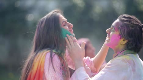 Indisches-Paar,-Das-Sich-Auf-Holi-Gegenseitig-Die-Gesichter-Anmalt