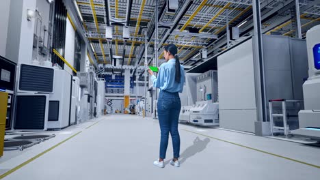 trabajador de fábrica usando un teléfono inteligente