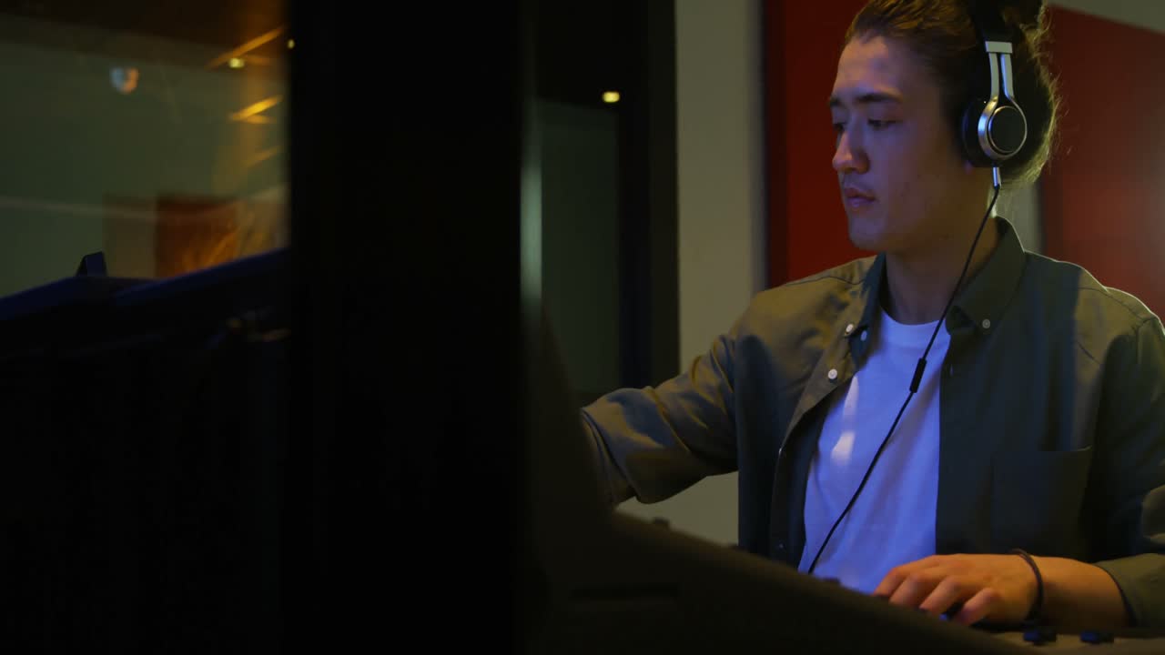 사운드  ⁇ 서를 사용하는 남성 오디오 엔지니어