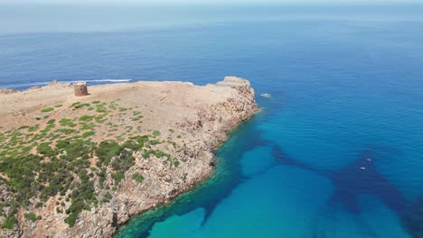 Cala-Domestica-Bucht,-Klippen-Und-Turm-In-Buggerru,-Sardinien,-Italien---4k-Antenne