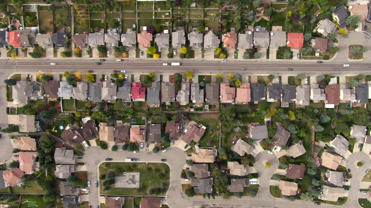 vista aérea de arriba hacia abajo de casas y calles en un barrio residencial en calgary, alberta, canadá