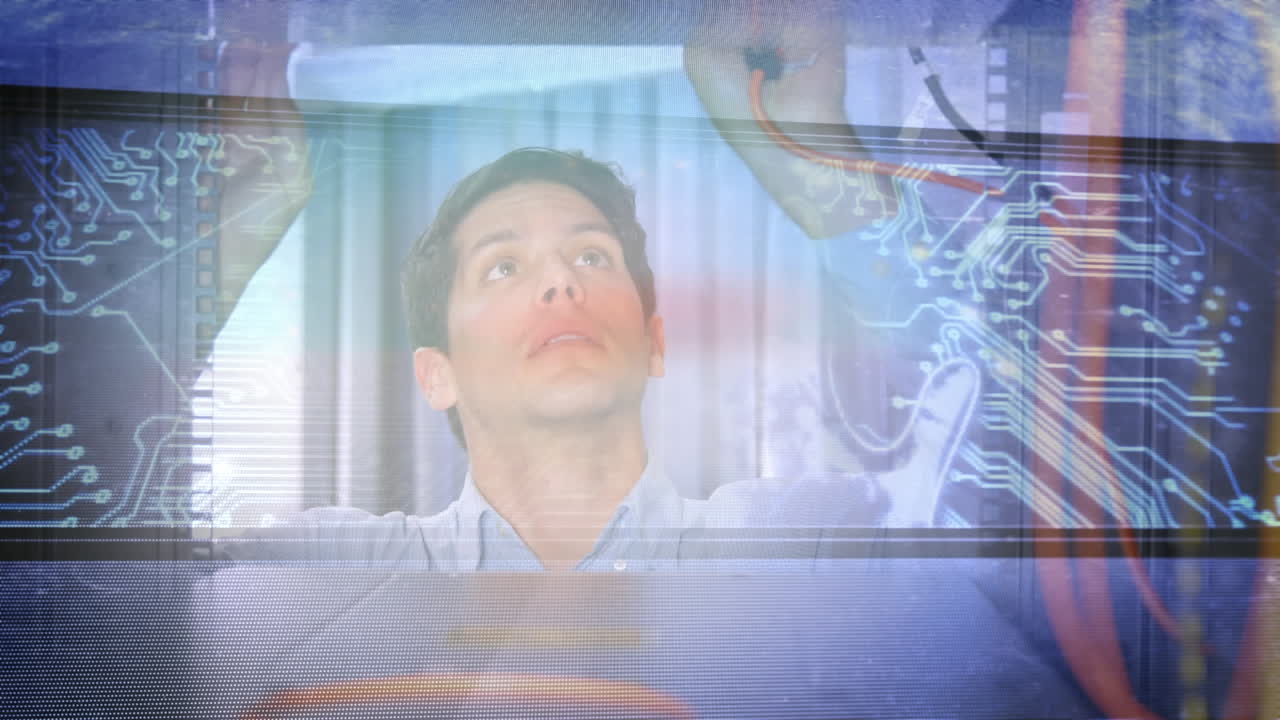 마더보드가 전면으로 움직이는 동안 컴퓨터 서버에서 일하는 사람