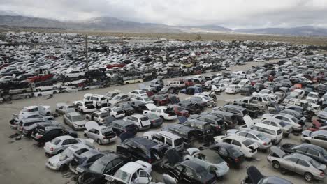 antena del vasto depósito de chatarra del desierto de california con millones de autos en montones y filas