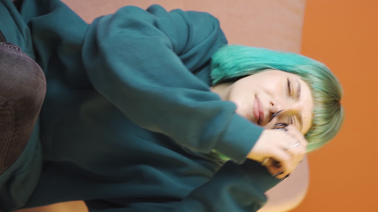 вертикальное видео молодой женщины с биноклем, смотрящей в сторону.