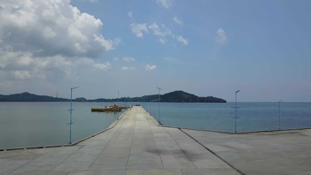 항구 지역 또는 부두의 60fps 공중 촬영