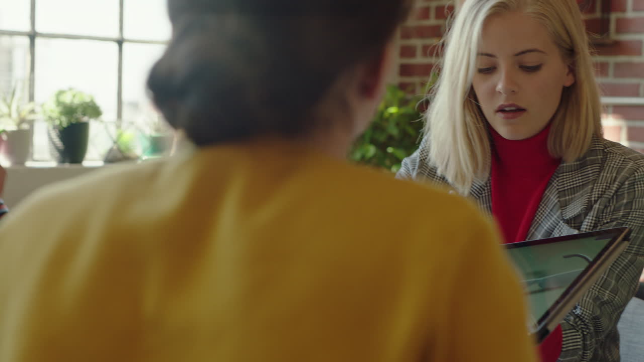 творческая команда мозговой штурм с использованием планшетного компьютера проектирование солнцезащитных очков просмотр 3d-дизайна на экране совместная работа планирование развития проекта обмен идеями в современном офисе