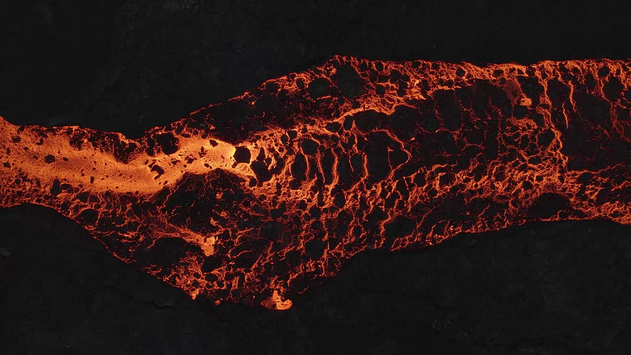 Texture astratta di un fiume di lava dorata. Ripresa aerea laterale.