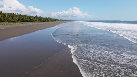 Vuelo-Bajo-Sobre-Las-Olas-Rodando-En-Tierra-En-Una-Playa-Asombrosamente-Hermosa-En-Los-Subtrópicos