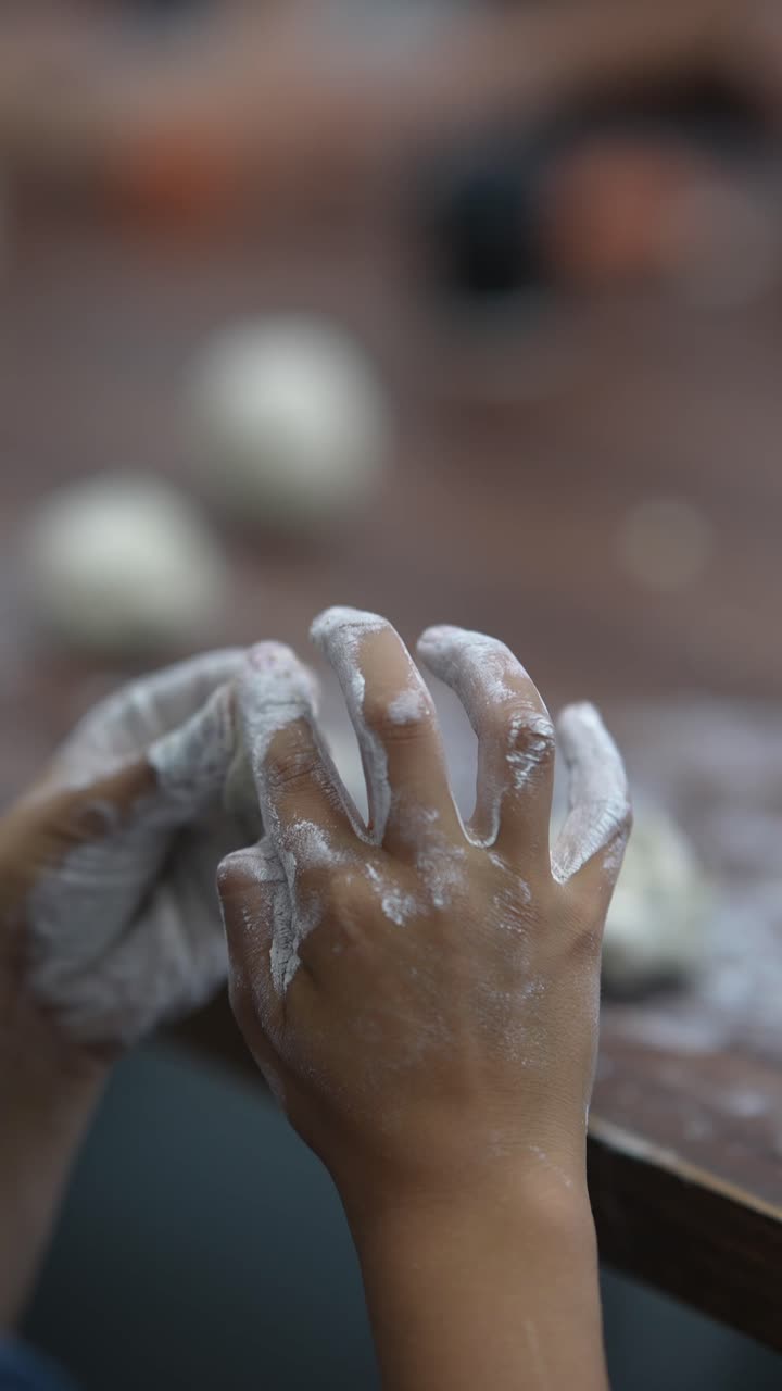 손으로 반죽을 는 것