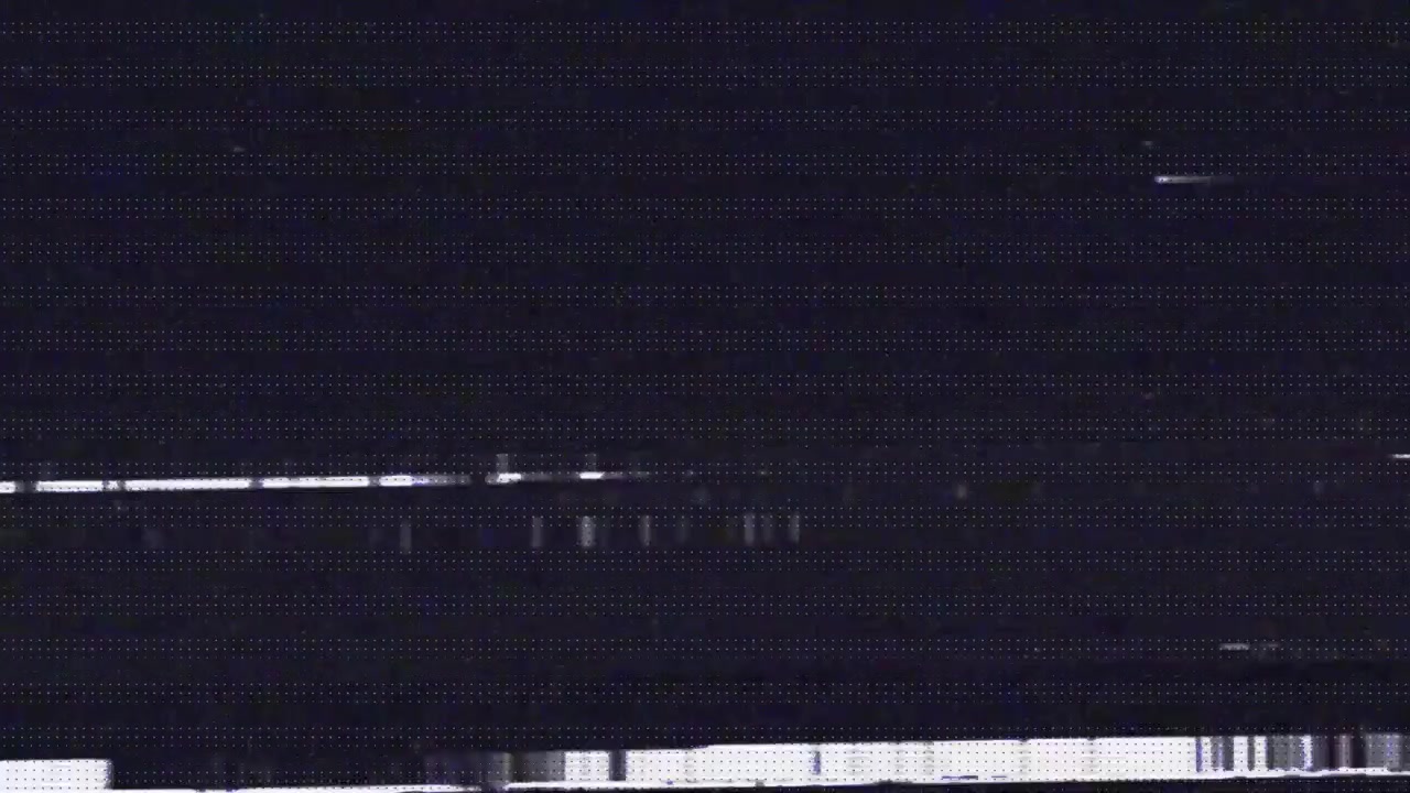 Effetto neve VHS retrò e interferenza glitch su schermo scuro