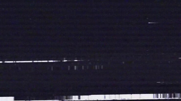 Effetto neve VHS retrò e interferenza glitch su schermo scuro